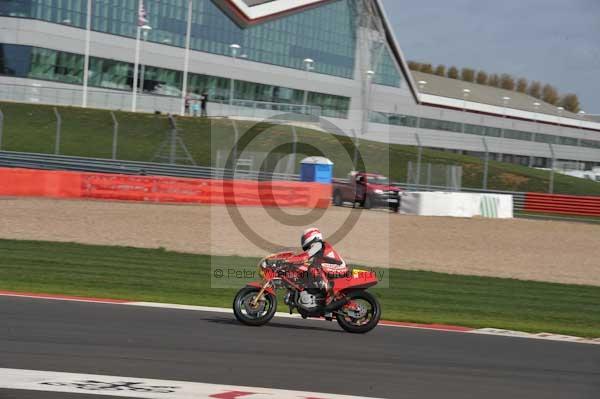 Motorcycle action photographs;Silverstone circuit;Silverstone photographs;Trackday digital images;event digital images;eventdigitalimages;no limits trackday;peter wileman photography;rockingham towcester northamptonshire;trackday;trackday photos