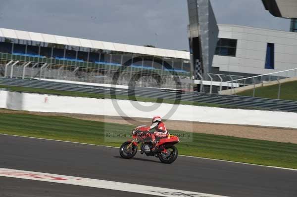 Motorcycle action photographs;Silverstone circuit;Silverstone photographs;Trackday digital images;event digital images;eventdigitalimages;no limits trackday;peter wileman photography;rockingham towcester northamptonshire;trackday;trackday photos