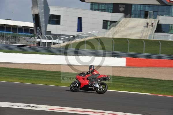 Motorcycle action photographs;Silverstone circuit;Silverstone photographs;Trackday digital images;event digital images;eventdigitalimages;no limits trackday;peter wileman photography;rockingham towcester northamptonshire;trackday;trackday photos