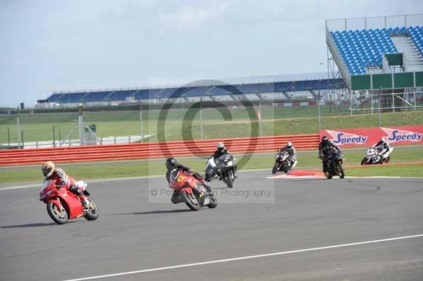 Motorcycle action photographs;Silverstone circuit;Silverstone photographs;Trackday digital images;event digital images;eventdigitalimages;no limits trackday;peter wileman photography;rockingham towcester northamptonshire;trackday;trackday photos