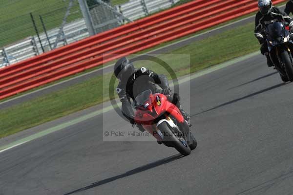Motorcycle action photographs;Silverstone circuit;Silverstone photographs;Trackday digital images;event digital images;eventdigitalimages;no limits trackday;peter wileman photography;rockingham towcester northamptonshire;trackday;trackday photos