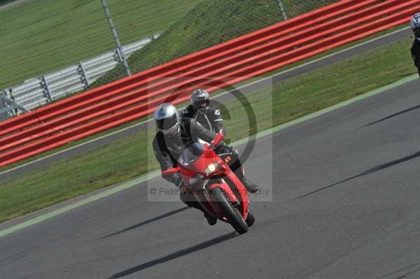 Motorcycle action photographs;Silverstone circuit;Silverstone photographs;Trackday digital images;event digital images;eventdigitalimages;no limits trackday;peter wileman photography;rockingham towcester northamptonshire;trackday;trackday photos