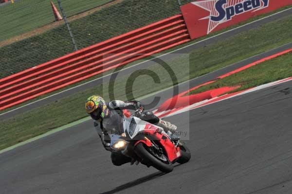 Motorcycle action photographs;Silverstone circuit;Silverstone photographs;Trackday digital images;event digital images;eventdigitalimages;no limits trackday;peter wileman photography;rockingham towcester northamptonshire;trackday;trackday photos