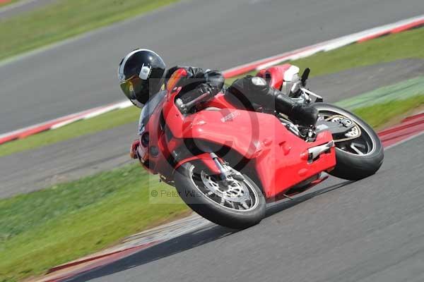Motorcycle action photographs;Silverstone circuit;Silverstone photographs;Trackday digital images;event digital images;eventdigitalimages;no limits trackday;peter wileman photography;rockingham towcester northamptonshire;trackday;trackday photos