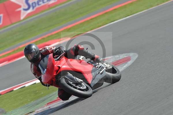 Motorcycle action photographs;Silverstone circuit;Silverstone photographs;Trackday digital images;event digital images;eventdigitalimages;no limits trackday;peter wileman photography;rockingham towcester northamptonshire;trackday;trackday photos