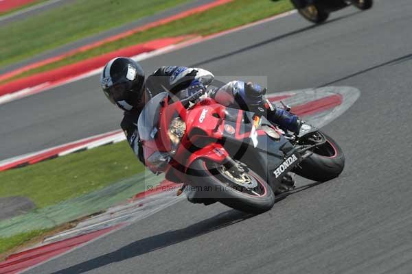 Motorcycle action photographs;Silverstone circuit;Silverstone photographs;Trackday digital images;event digital images;eventdigitalimages;no limits trackday;peter wileman photography;rockingham towcester northamptonshire;trackday;trackday photos