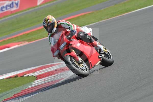 Motorcycle action photographs;Silverstone circuit;Silverstone photographs;Trackday digital images;event digital images;eventdigitalimages;no limits trackday;peter wileman photography;rockingham towcester northamptonshire;trackday;trackday photos
