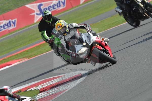 Motorcycle action photographs;Silverstone circuit;Silverstone photographs;Trackday digital images;event digital images;eventdigitalimages;no limits trackday;peter wileman photography;rockingham towcester northamptonshire;trackday;trackday photos