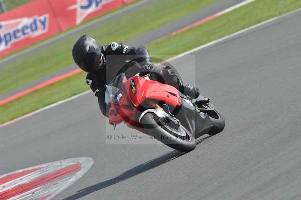 Motorcycle action photographs;Silverstone circuit;Silverstone photographs;Trackday digital images;event digital images;eventdigitalimages;no limits trackday;peter wileman photography;rockingham towcester northamptonshire;trackday;trackday photos