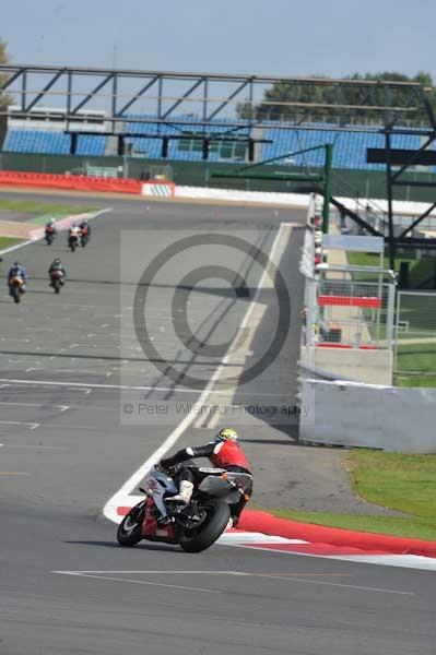 Motorcycle action photographs;Silverstone circuit;Silverstone photographs;Trackday digital images;event digital images;eventdigitalimages;no limits trackday;peter wileman photography;rockingham towcester northamptonshire;trackday;trackday photos