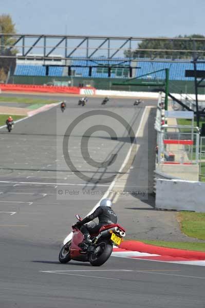 Motorcycle action photographs;Silverstone circuit;Silverstone photographs;Trackday digital images;event digital images;eventdigitalimages;no limits trackday;peter wileman photography;rockingham towcester northamptonshire;trackday;trackday photos