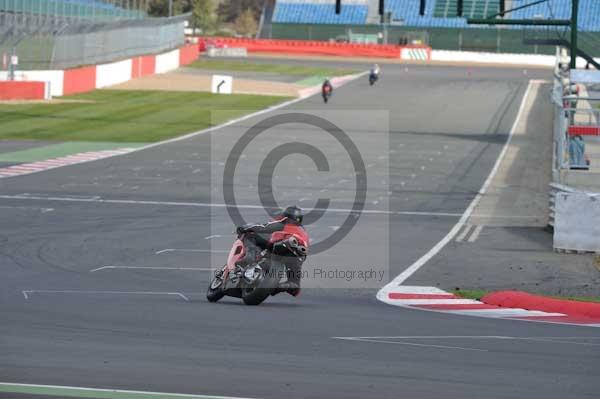 Motorcycle action photographs;Silverstone circuit;Silverstone photographs;Trackday digital images;event digital images;eventdigitalimages;no limits trackday;peter wileman photography;rockingham towcester northamptonshire;trackday;trackday photos