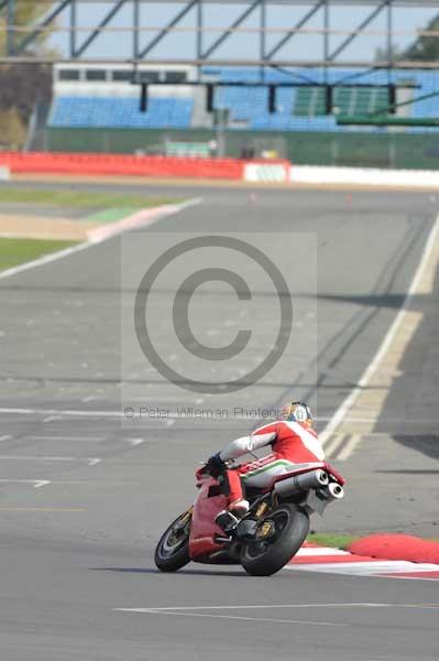 Motorcycle action photographs;Silverstone circuit;Silverstone photographs;Trackday digital images;event digital images;eventdigitalimages;no limits trackday;peter wileman photography;rockingham towcester northamptonshire;trackday;trackday photos