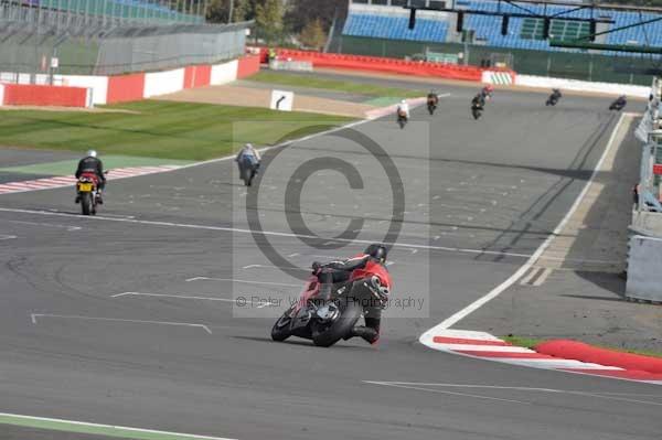 Motorcycle action photographs;Silverstone circuit;Silverstone photographs;Trackday digital images;event digital images;eventdigitalimages;no limits trackday;peter wileman photography;rockingham towcester northamptonshire;trackday;trackday photos