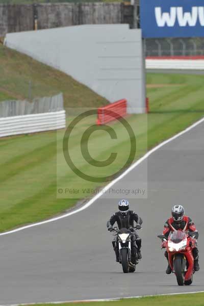 Motorcycle action photographs;Silverstone circuit;Silverstone photographs;Trackday digital images;event digital images;eventdigitalimages;no limits trackday;peter wileman photography;rockingham towcester northamptonshire;trackday;trackday photos