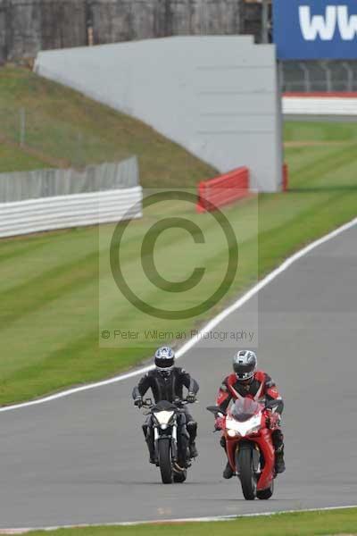 Motorcycle action photographs;Silverstone circuit;Silverstone photographs;Trackday digital images;event digital images;eventdigitalimages;no limits trackday;peter wileman photography;rockingham towcester northamptonshire;trackday;trackday photos
