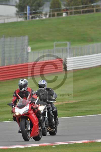 Motorcycle action photographs;Silverstone circuit;Silverstone photographs;Trackday digital images;event digital images;eventdigitalimages;no limits trackday;peter wileman photography;rockingham towcester northamptonshire;trackday;trackday photos