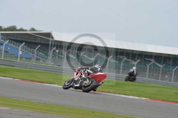 Motorcycle action photographs;Silverstone circuit;Silverstone photographs;Trackday digital images;event digital images;eventdigitalimages;no limits trackday;peter wileman photography;rockingham towcester northamptonshire;trackday;trackday photos