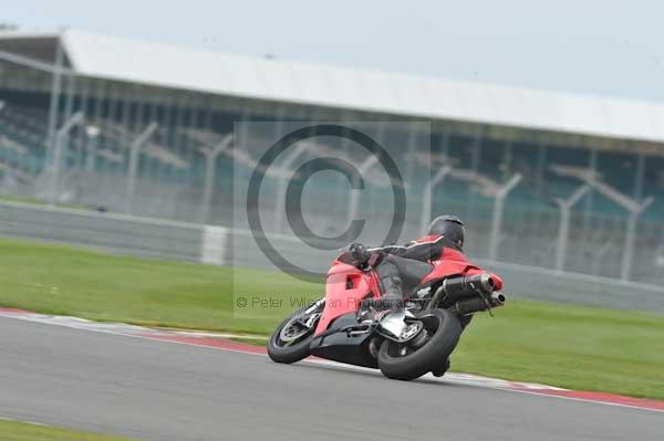 Motorcycle action photographs;Silverstone circuit;Silverstone photographs;Trackday digital images;event digital images;eventdigitalimages;no limits trackday;peter wileman photography;rockingham towcester northamptonshire;trackday;trackday photos