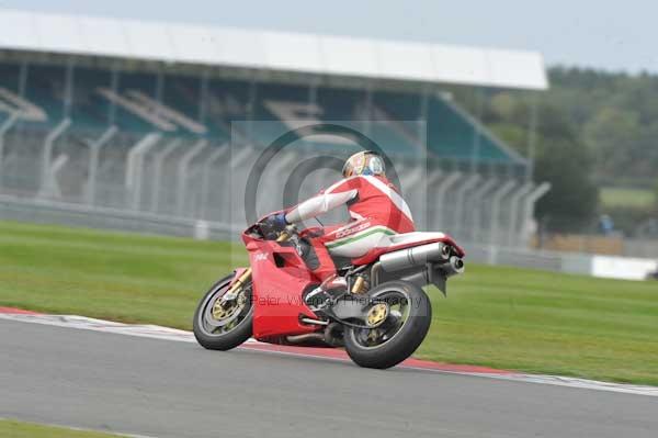 Motorcycle action photographs;Silverstone circuit;Silverstone photographs;Trackday digital images;event digital images;eventdigitalimages;no limits trackday;peter wileman photography;rockingham towcester northamptonshire;trackday;trackday photos