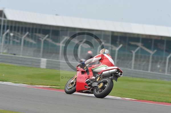 Motorcycle action photographs;Silverstone circuit;Silverstone photographs;Trackday digital images;event digital images;eventdigitalimages;no limits trackday;peter wileman photography;rockingham towcester northamptonshire;trackday;trackday photos