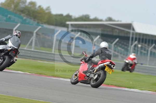 Motorcycle action photographs;Silverstone circuit;Silverstone photographs;Trackday digital images;event digital images;eventdigitalimages;no limits trackday;peter wileman photography;rockingham towcester northamptonshire;trackday;trackday photos