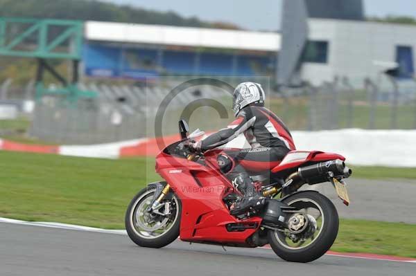 Motorcycle action photographs;Silverstone circuit;Silverstone photographs;Trackday digital images;event digital images;eventdigitalimages;no limits trackday;peter wileman photography;rockingham towcester northamptonshire;trackday;trackday photos