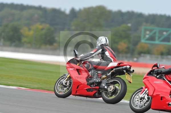 Motorcycle action photographs;Silverstone circuit;Silverstone photographs;Trackday digital images;event digital images;eventdigitalimages;no limits trackday;peter wileman photography;rockingham towcester northamptonshire;trackday;trackday photos
