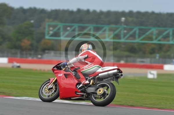 Motorcycle action photographs;Silverstone circuit;Silverstone photographs;Trackday digital images;event digital images;eventdigitalimages;no limits trackday;peter wileman photography;rockingham towcester northamptonshire;trackday;trackday photos