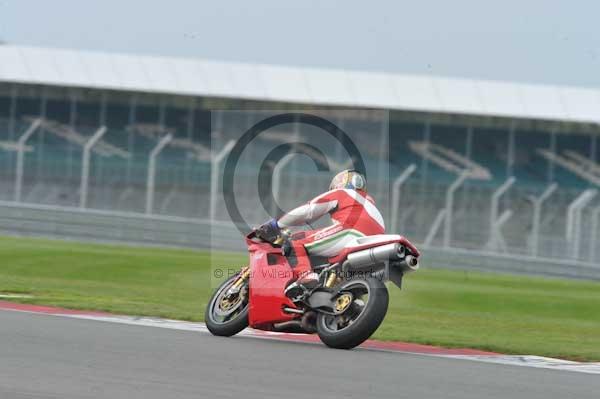 Motorcycle action photographs;Silverstone circuit;Silverstone photographs;Trackday digital images;event digital images;eventdigitalimages;no limits trackday;peter wileman photography;rockingham towcester northamptonshire;trackday;trackday photos