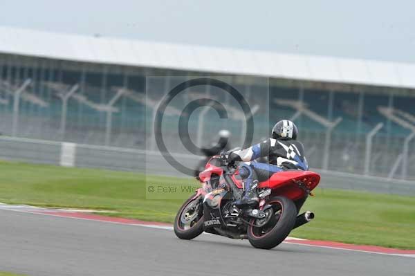 Motorcycle action photographs;Silverstone circuit;Silverstone photographs;Trackday digital images;event digital images;eventdigitalimages;no limits trackday;peter wileman photography;rockingham towcester northamptonshire;trackday;trackday photos
