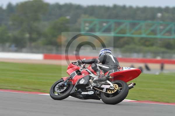 Motorcycle action photographs;Silverstone circuit;Silverstone photographs;Trackday digital images;event digital images;eventdigitalimages;no limits trackday;peter wileman photography;rockingham towcester northamptonshire;trackday;trackday photos