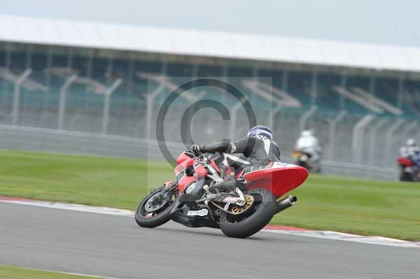 Motorcycle action photographs;Silverstone circuit;Silverstone photographs;Trackday digital images;event digital images;eventdigitalimages;no limits trackday;peter wileman photography;rockingham towcester northamptonshire;trackday;trackday photos