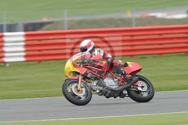 Motorcycle action photographs;Silverstone circuit;Silverstone photographs;Trackday digital images;event digital images;eventdigitalimages;no limits trackday;peter wileman photography;rockingham towcester northamptonshire;trackday;trackday photos