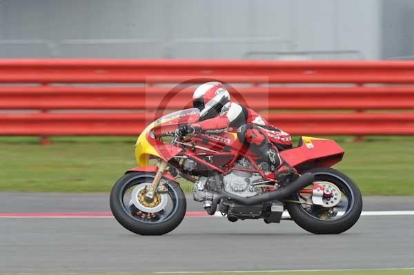 Motorcycle action photographs;Silverstone circuit;Silverstone photographs;Trackday digital images;event digital images;eventdigitalimages;no limits trackday;peter wileman photography;rockingham towcester northamptonshire;trackday;trackday photos