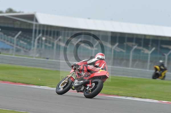 Motorcycle action photographs;Silverstone circuit;Silverstone photographs;Trackday digital images;event digital images;eventdigitalimages;no limits trackday;peter wileman photography;rockingham towcester northamptonshire;trackday;trackday photos