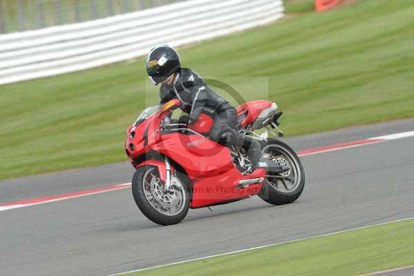 Motorcycle action photographs;Silverstone circuit;Silverstone photographs;Trackday digital images;event digital images;eventdigitalimages;no limits trackday;peter wileman photography;rockingham towcester northamptonshire;trackday;trackday photos