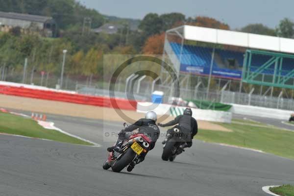 Motorcycle action photographs;Silverstone circuit;Silverstone photographs;Trackday digital images;event digital images;eventdigitalimages;no limits trackday;peter wileman photography;rockingham towcester northamptonshire;trackday;trackday photos