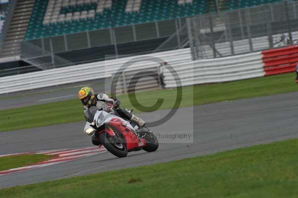 Motorcycle action photographs;Silverstone circuit;Silverstone photographs;Trackday digital images;event digital images;eventdigitalimages;no limits trackday;peter wileman photography;rockingham towcester northamptonshire;trackday;trackday photos