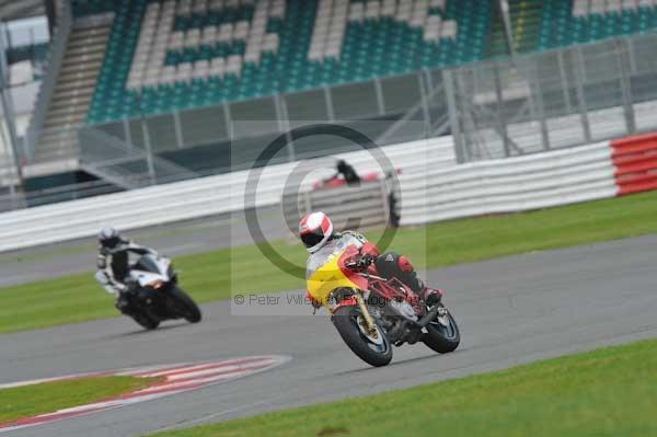 Motorcycle action photographs;Silverstone circuit;Silverstone photographs;Trackday digital images;event digital images;eventdigitalimages;no limits trackday;peter wileman photography;rockingham towcester northamptonshire;trackday;trackday photos