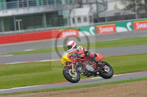 Motorcycle action photographs;Silverstone circuit;Silverstone photographs;Trackday digital images;event digital images;eventdigitalimages;no limits trackday;peter wileman photography;rockingham towcester northamptonshire;trackday;trackday photos