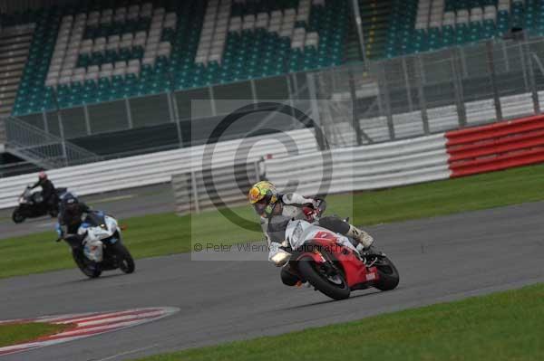 Motorcycle action photographs;Silverstone circuit;Silverstone photographs;Trackday digital images;event digital images;eventdigitalimages;no limits trackday;peter wileman photography;rockingham towcester northamptonshire;trackday;trackday photos