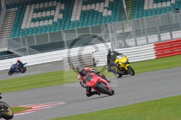 Motorcycle action photographs;Silverstone circuit;Silverstone photographs;Trackday digital images;event digital images;eventdigitalimages;no limits trackday;peter wileman photography;rockingham towcester northamptonshire;trackday;trackday photos