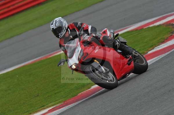 Motorcycle action photographs;Silverstone circuit;Silverstone photographs;Trackday digital images;event digital images;eventdigitalimages;no limits trackday;peter wileman photography;rockingham towcester northamptonshire;trackday;trackday photos