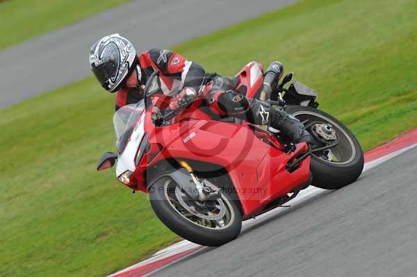 Motorcycle action photographs;Silverstone circuit;Silverstone photographs;Trackday digital images;event digital images;eventdigitalimages;no limits trackday;peter wileman photography;rockingham towcester northamptonshire;trackday;trackday photos