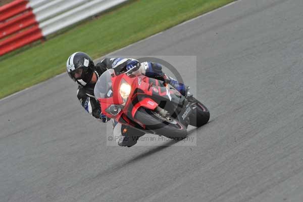 Motorcycle action photographs;Silverstone circuit;Silverstone photographs;Trackday digital images;event digital images;eventdigitalimages;no limits trackday;peter wileman photography;rockingham towcester northamptonshire;trackday;trackday photos