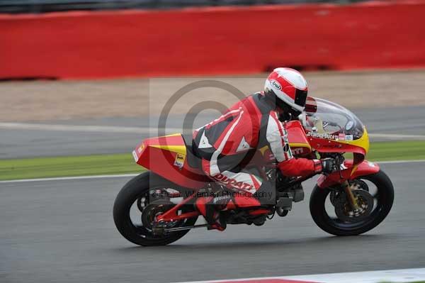 Motorcycle action photographs;Silverstone circuit;Silverstone photographs;Trackday digital images;event digital images;eventdigitalimages;no limits trackday;peter wileman photography;rockingham towcester northamptonshire;trackday;trackday photos