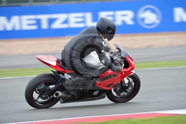 Motorcycle action photographs;Silverstone circuit;Silverstone photographs;Trackday digital images;event digital images;eventdigitalimages;no limits trackday;peter wileman photography;rockingham towcester northamptonshire;trackday;trackday photos