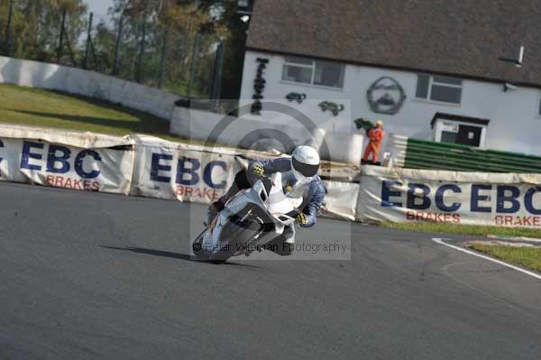 Mallory park Leicestershire;Mallory park photographs;Motorcycle action photographs;Trackday digital images;event digital images;eventdigitalimages;mallory park;no limits trackday;peter wileman photography;trackday;trackday photos