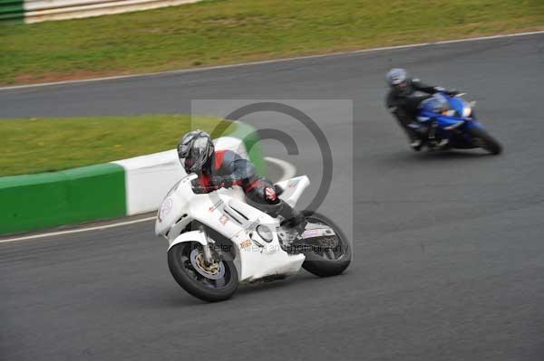 Mallory park Leicestershire;Mallory park photographs;Motorcycle action photographs;Trackday digital images;event digital images;eventdigitalimages;mallory park;no limits trackday;peter wileman photography;trackday;trackday photos
